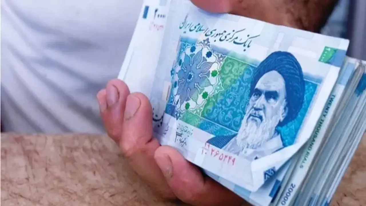 العملة الإيرانية تتراجع بشكل تاريخي والدولار يلامس 193 ألف تومان